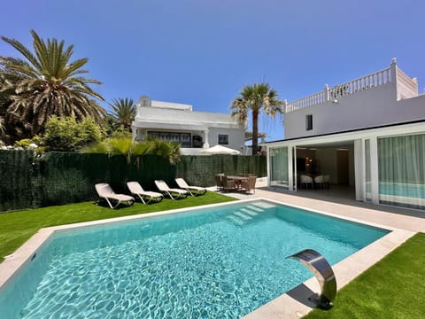Property building, Patio, Day, Garden, Garden view, Pool view, Swimming pool, sunbed