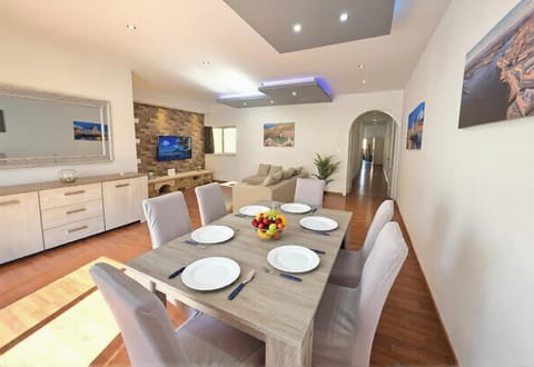 TV and multimedia, Dining area, Evening entertainment, Family, air conditioner