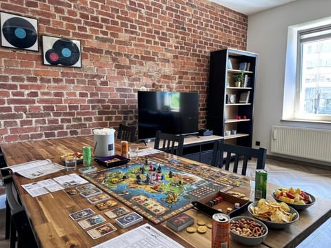 Communal lounge/ TV room, TV and multimedia, Food and drinks, Dining area, Evening entertainment, Lunch, Dinner, Drinks