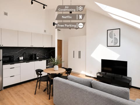 Kitchen or kitchenette, Living room, Seating area, Dining area, stove
