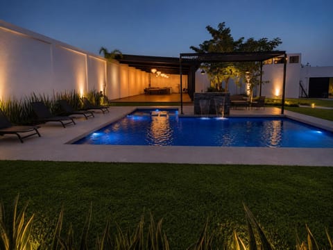 Communal lounge/ TV room, Swimming pool, Swimming pool