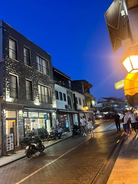 Property building, Night, Neighbourhood, City view, Street view, Location