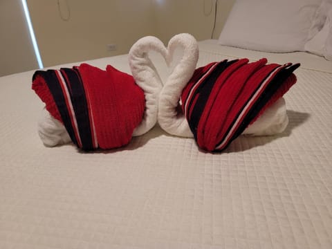 Bed, Decorative detail, towels