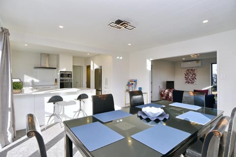 TV and multimedia, Living room, Seating area, Dining area, microwave, oven, stove
