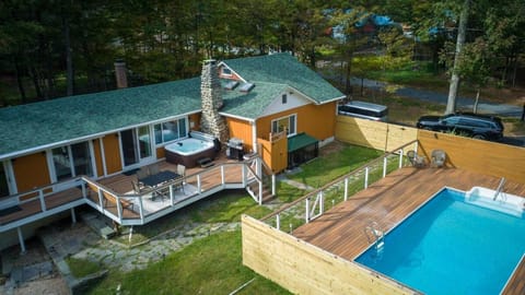 Property building, Hot Tub, Pool view, Swimming pool