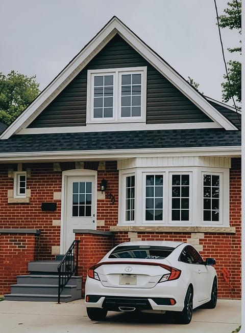 Property building, Day, Neighbourhood, Street view, Parking