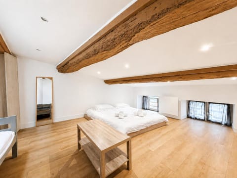 Photo of the whole room, Bedroom