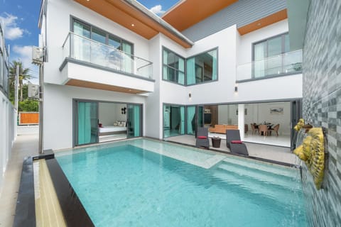 Property building, Day, Pool view, Swimming pool, sunbed