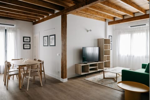 Communal lounge/ TV room, TV and multimedia, Living room, Seating area, Dining area