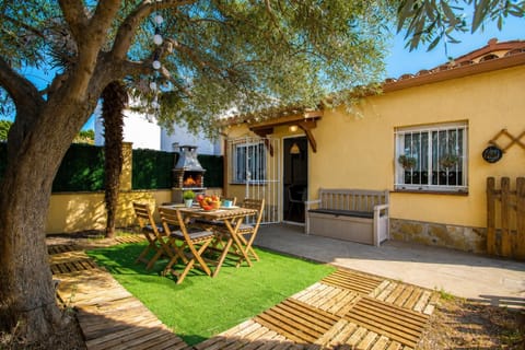 Property building, Patio, Spring, Day, Garden, Garden, Balcony/Terrace, Dining area
