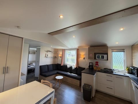 TV and multimedia, Kitchen or kitchenette, Living room, Seating area, Dining area, oven, pet friendly, stove