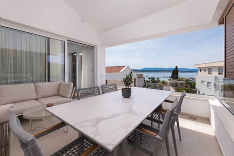 View (from property/room), Balcony/Terrace, Seating area, Dining area, Sea view