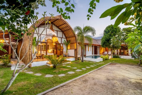Property building, Day, Natural landscape, Garden, Bedroom, Garden view, Pool view, Swimming pool