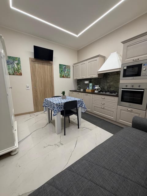 Kitchen or kitchenette, Dining area, stove