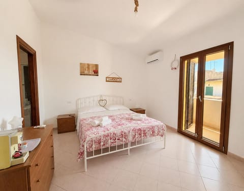Bed, Photo of the whole room, Bedroom, towels, air conditioner
