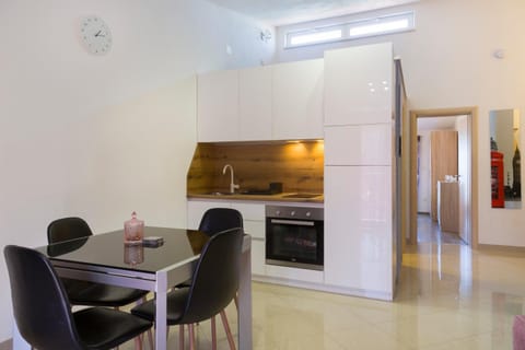 Kitchen or kitchenette, Dining area, pet friendly, stove