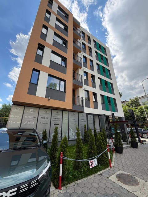 Property building, Day, Neighbourhood, Street view, Location, Parking