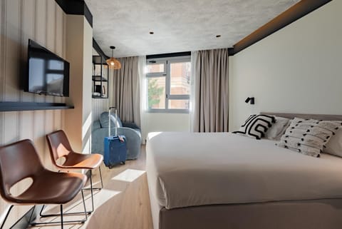Bed, TV and multimedia, Bedroom
