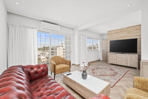 TV and multimedia, Living room, Seating area, Evening entertainment