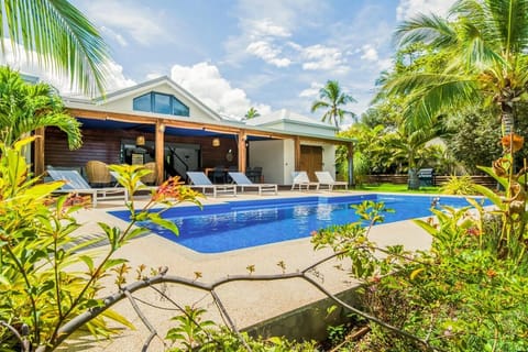 Property building, Patio, Day, Garden, Swimming pool, sunbed