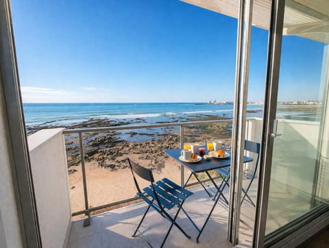 Natural landscape, View (from property/room), Balcony/Terrace, Dining area, Beach, Sea view