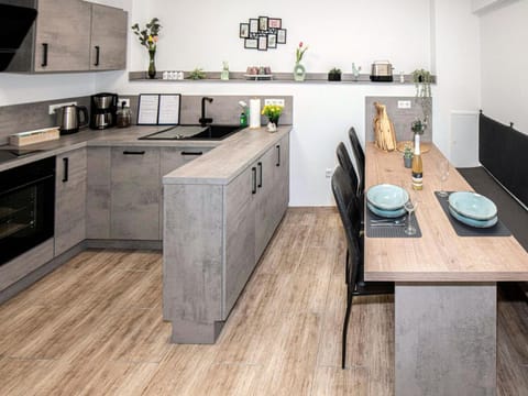 Kitchen or kitchenette, Dining area, oven, stove