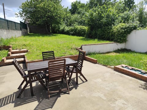 Patio, Garden, Garden view, sunbed