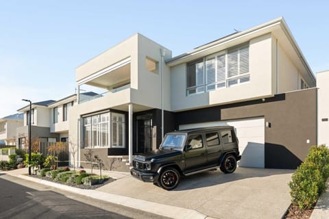 Property building, Neighbourhood, Street view, Parking