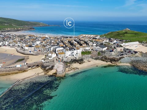 Property building, Bird's eye view, Beach
