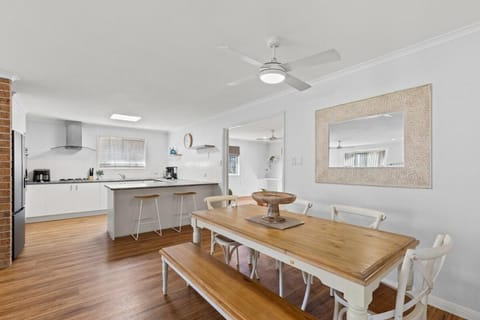 Kitchen or kitchenette, Dining area, dishwasher, stove