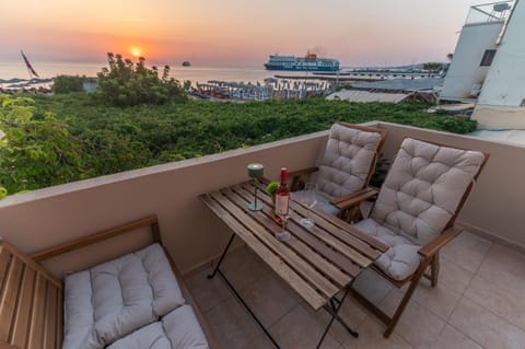 View (from property/room), Balcony/Terrace, Seating area, Sea view, Sunrise