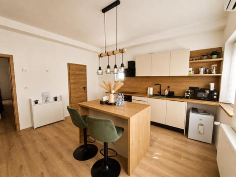 Coffee/tea facilities, Kitchen or kitchenette, Dining area, dishwasher, oven, stove, toaster