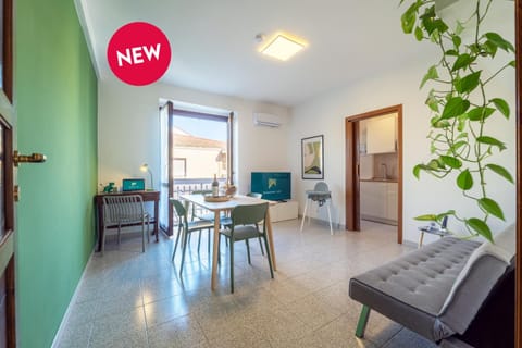 Kitchen or kitchenette, Seating area, Dining area