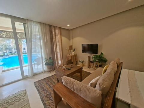 Communal lounge/ TV room, TV and multimedia, Living room, Seating area, Evening entertainment, Pool view, Swimming pool