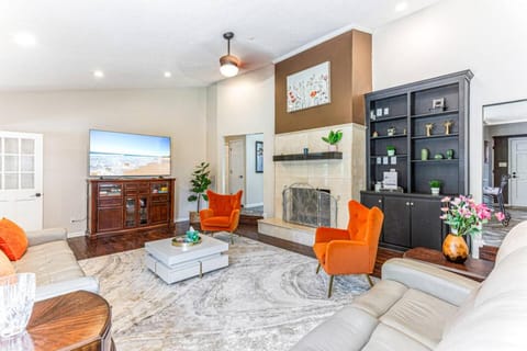 Communal lounge/ TV room, TV and multimedia, Living room, Seating area, Evening entertainment