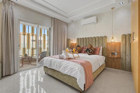 Bed, Seating area, Bedroom, air conditioner