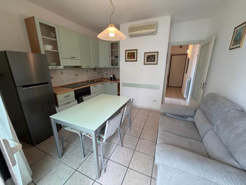 Kitchen or kitchenette, Living room, Seating area, Dining area, oven, pet friendly, stove