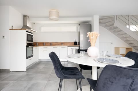 Kitchen or kitchenette, Dining area, dishwasher, stove