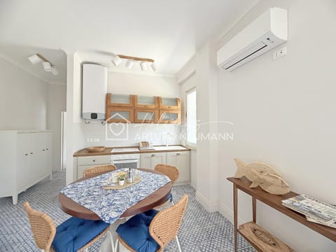 Day, Living room, Seating area, oven, stove, kitchen