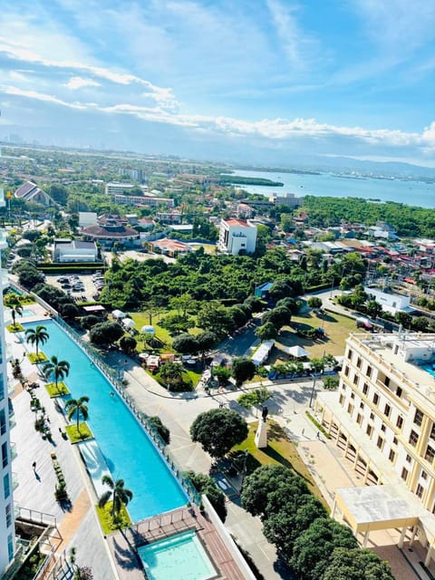 Property building, Balcony/Terrace, City view, Mountain view, Pool view, Swimming pool, Quiet street view