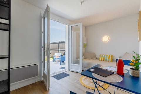 Bed, Seating area