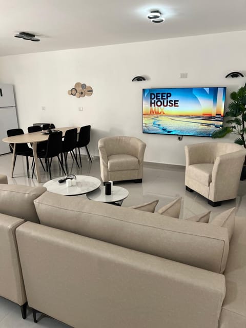 TV and multimedia, Seating area, Dining area