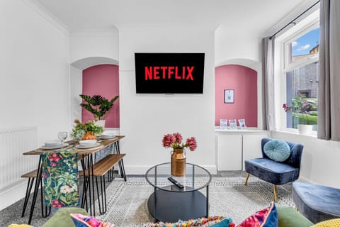 TV and multimedia, Living room, Photo of the whole room, Seating area, Dining area