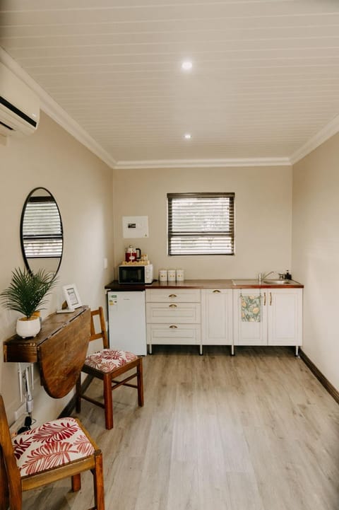 Kitchen or kitchenette, minibar