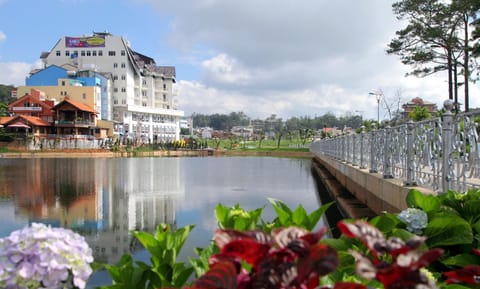 Nearby landmark, People, Neighbourhood, City view, Lake view, River view, Family