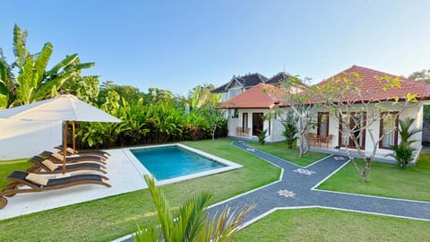 Property building, Day, Garden, Garden view, Pool view, Swimming pool, sunbed