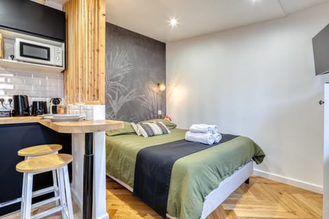 Bed, Kitchen or kitchenette, Photo of the whole room, Bedroom, towels