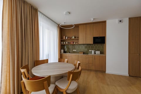 Coffee/tea facilities, Kitchen or kitchenette, Living room, Dining area