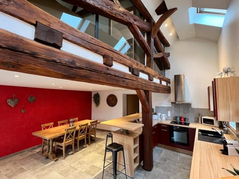 Kitchen or kitchenette, Dining area
