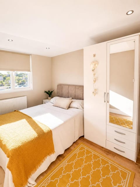 Bed, Photo of the whole room, Bedroom, wardrobe